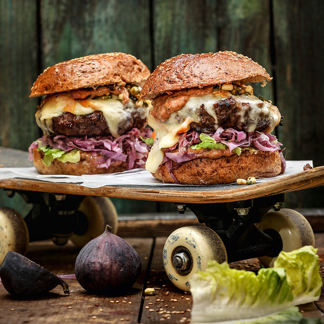 Cheeseburger mit Rotkohl und Feigensauce