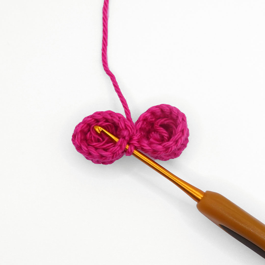 Schritt 5 Anleitung "Schlüsselanhänger Bär" aus dem Buch "Amigurumi Pen Friends" von Elham Ghasemi