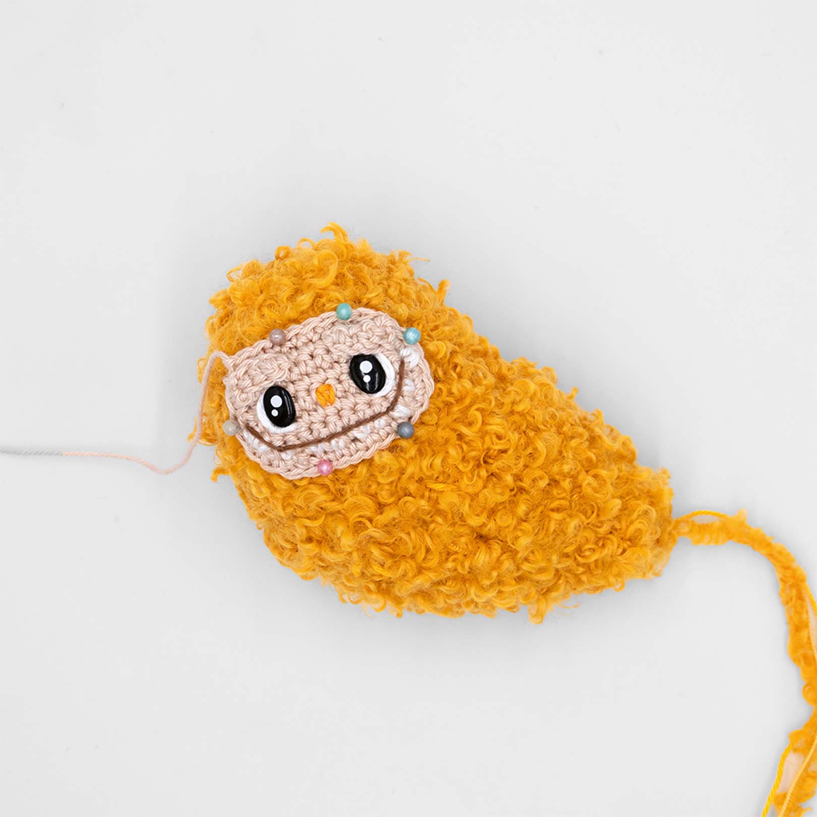 Schritt 4 DIY-Anleitung "Shrimp Tempura Anhänger" aus dem Buch "Schlüsselanhänger häkeln: Mini-Monster für Labubu-Fans" von Yvonne Rapp