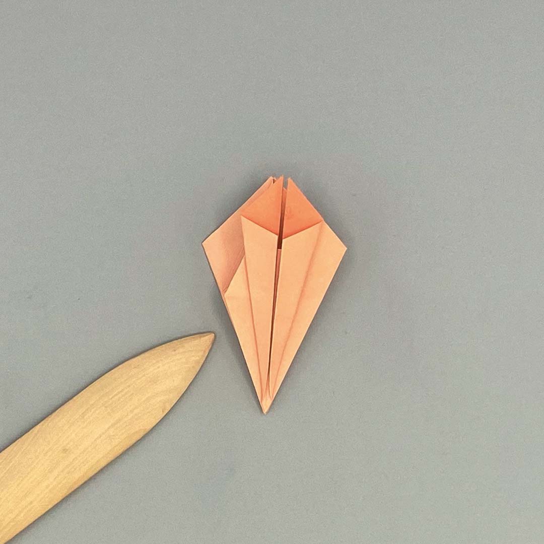 Schritt 13 Anleitung "Origami-Tulpe" aus dem Buch "Origami-Flowers – Wunderschöne Blüten zum Dekorieren & Verschenken" von Eva Maria Berg