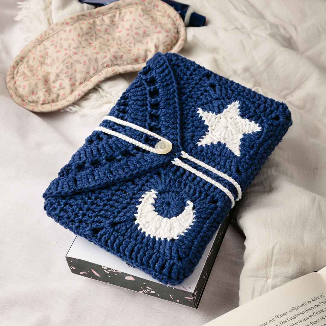 DIY-Anleitung "Buchhülle Mitternachtszauber" aus dem Buch "Buchhüllen häkeln – mit crochetinglara" von Lara Lenhardt