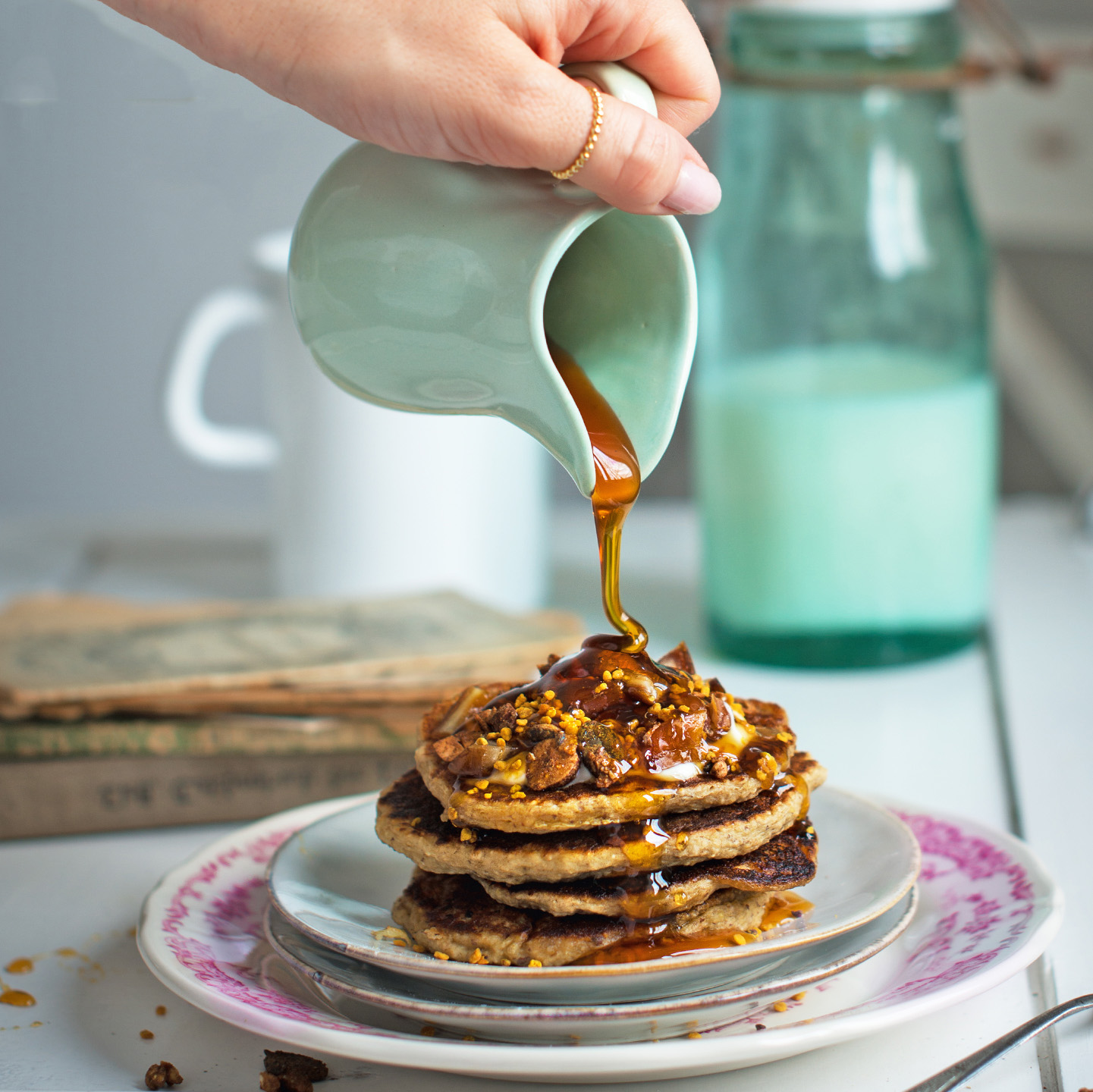 Bananen-Pancakes mit Buchweizen-Dattel-Granola