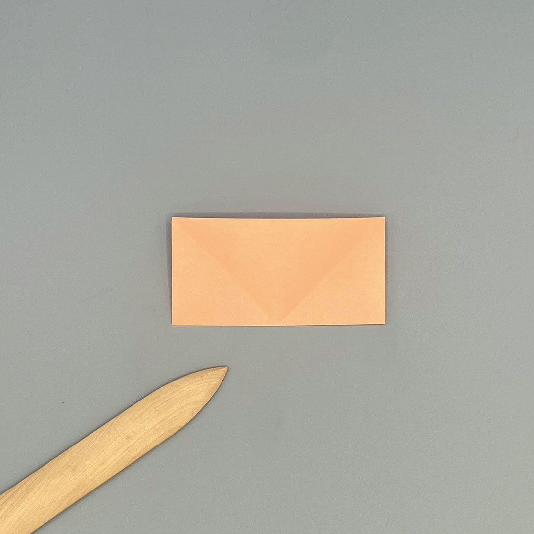 Schritt 3 Anleitung "Origami-Tulpe" aus dem Buch "Origami-Flowers – Wunderschöne Blüten zum Dekorieren & Verschenken" von Eva Maria Berg