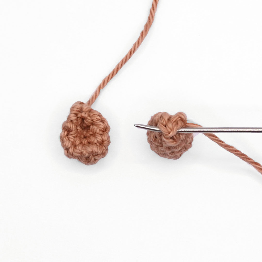 Schritt 8 Anleitung "Schlüsselanhänger Bär" aus dem Buch "Amigurumi Pen Friends" von Elham Ghasemi