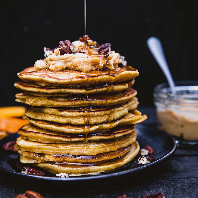 Kürbis-Pancakes mit fluffiger Ahornsirupbutter