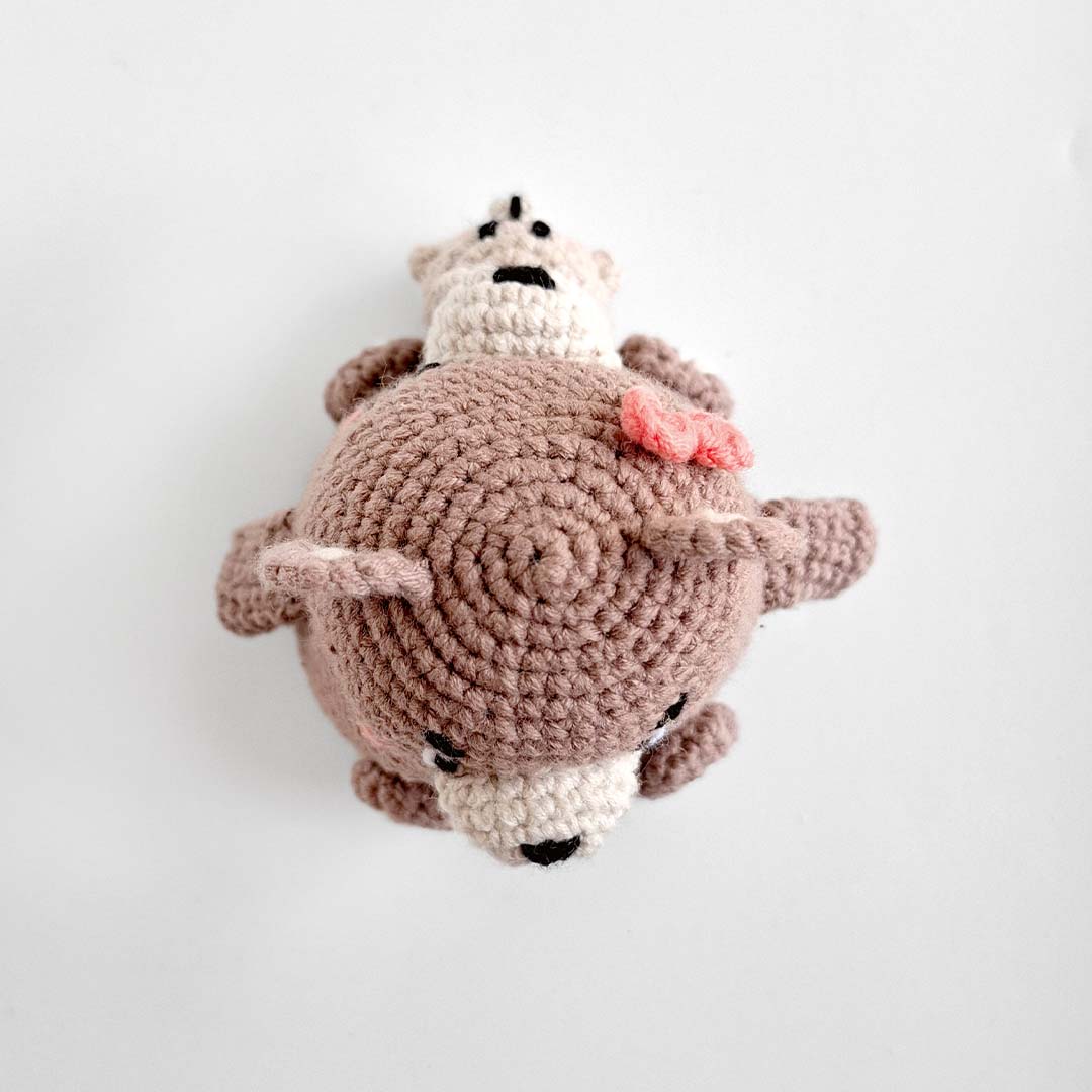 Schritt 25 Anleitung "Goldlöckchen und die Bären" aus dem Buch "Zauberhafte Wende-Amigurumis häkeln mit @chibiscraft" von Febby Pranajaya