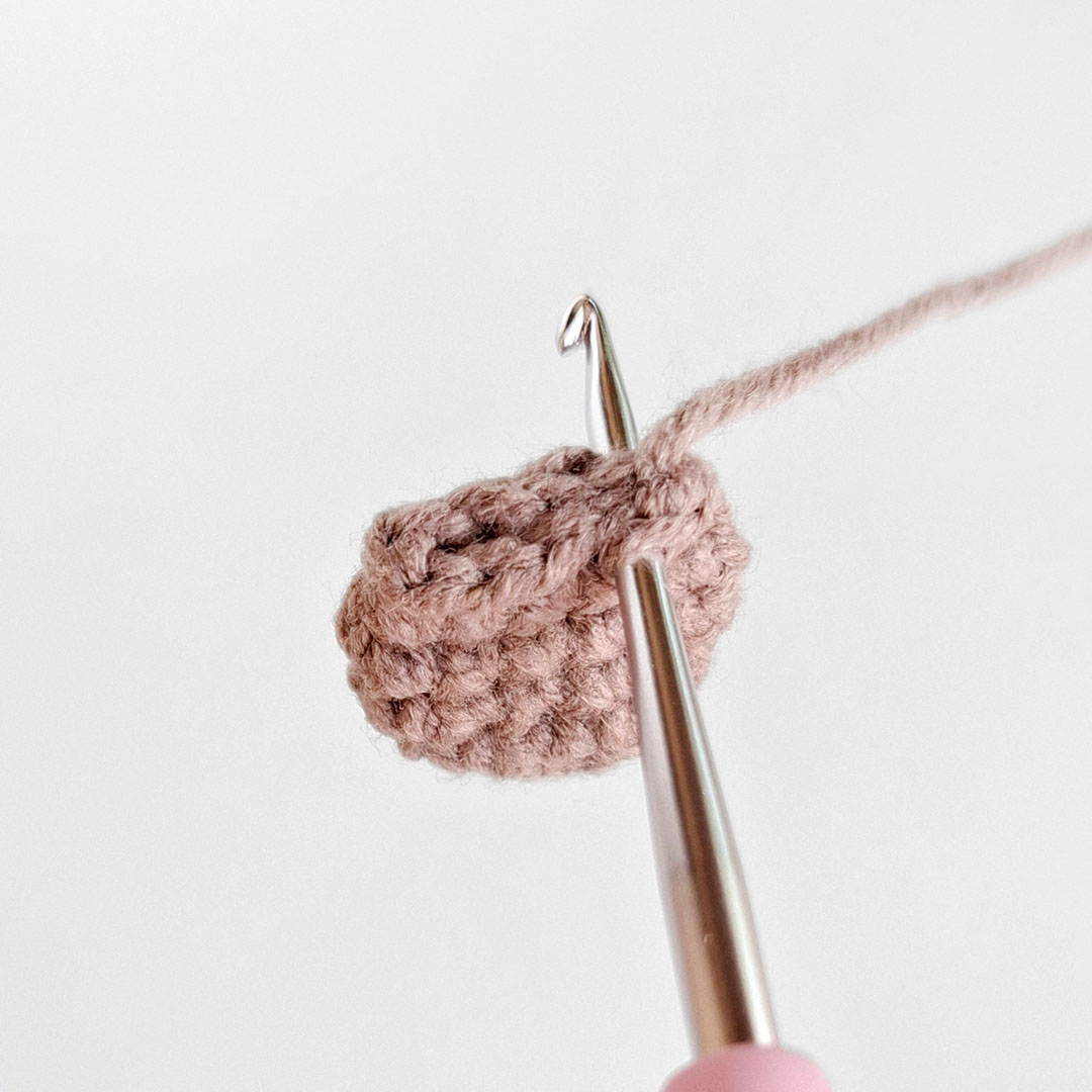 Schritt 18 Anleitung "Goldlöckchen und die Bären" aus dem Buch "Zauberhafte Wende-Amigurumis häkeln mit @chibiscraft" von Febby Pranajaya