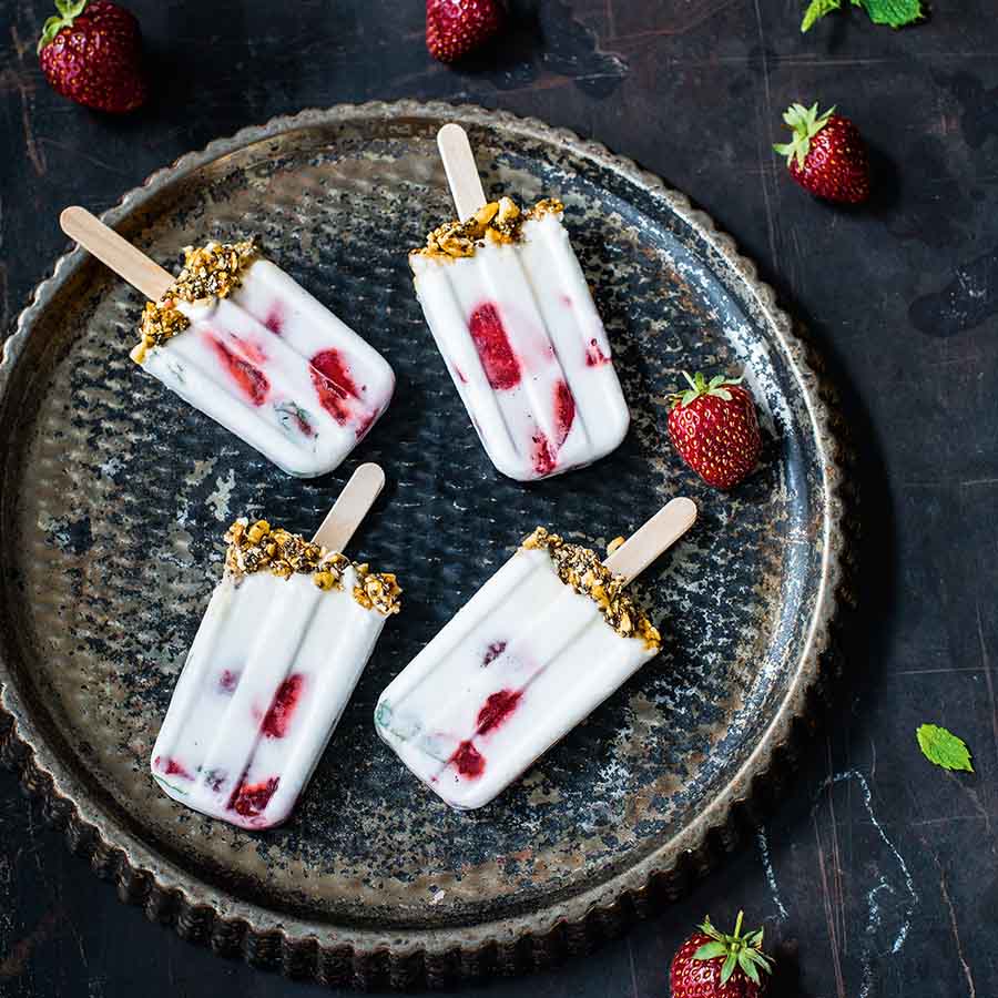 Erdbeer-Kokos Popsicles mit Minze und pfeffrigem Granola