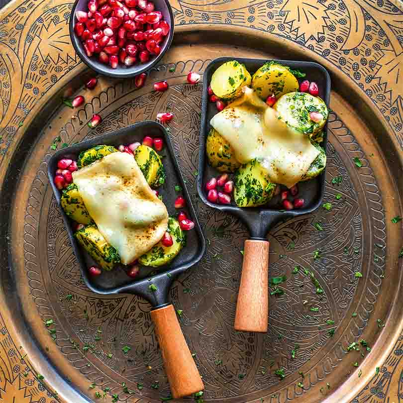 Rezeptbild "Raclette-Korianderkartoffeln mit Granatapfel" aus dem Buch "Je ne Raclette rien!" von Maria Panzer