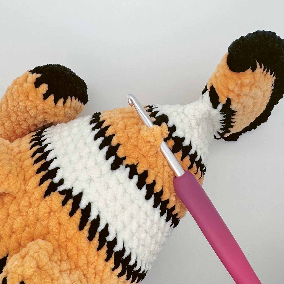 Schritt 9 Anleitung "Clownfisch Nino" aus dem Buch "Amigurumis cute & plushy" von Annemarie Sichermann