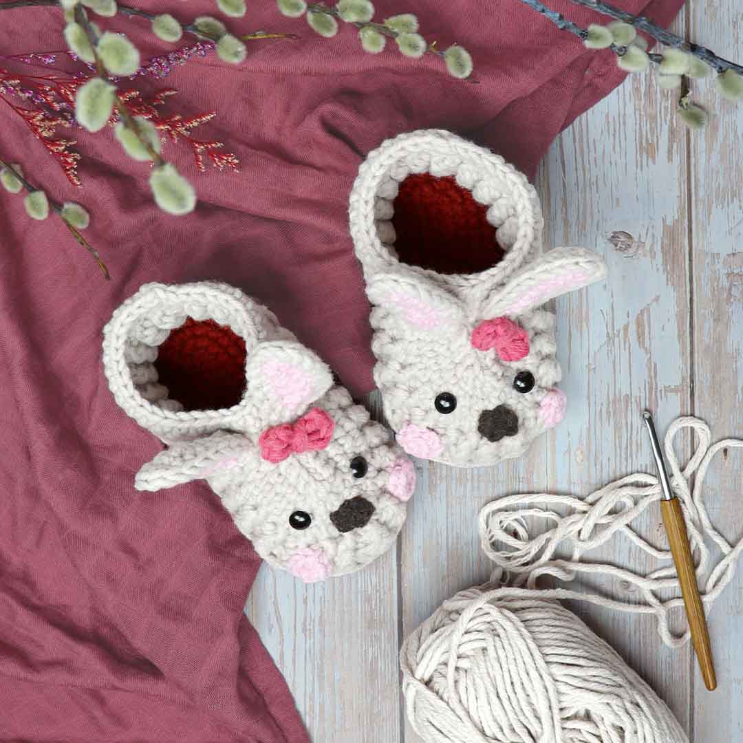 DIY-Anleitung "Hasen-Hausschuhe" aus dem Buch "Tierisch gemütlich – Amigurumi-Hausschuhe häkeln für Klein und Groß"