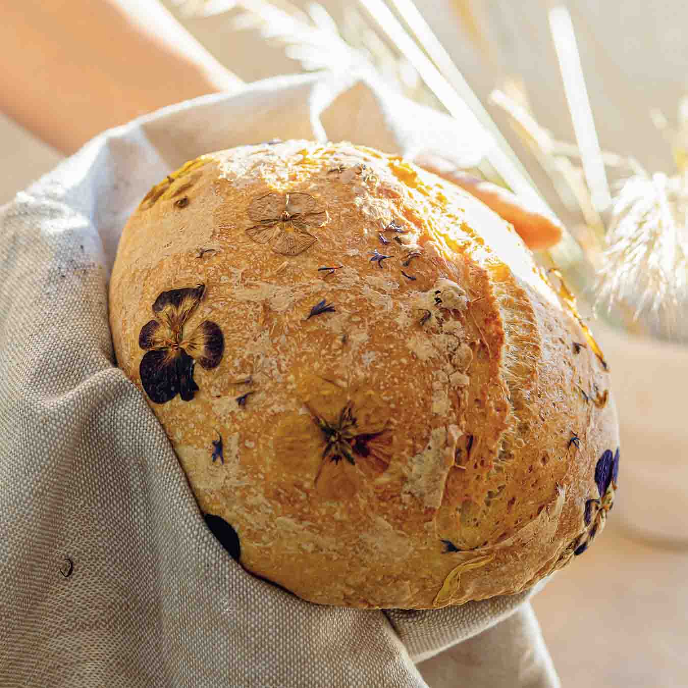 Blütenbrot mit Veilchen und Kornblumen