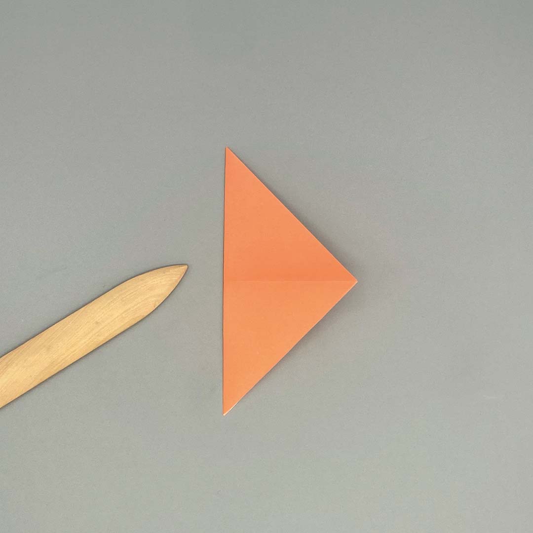 Schritt 2 Anleitung "Origami-Tulpe" aus dem Buch "Origami-Flowers – Wunderschöne Blüten zum Dekorieren & Verschenken" von Eva Maria Berg