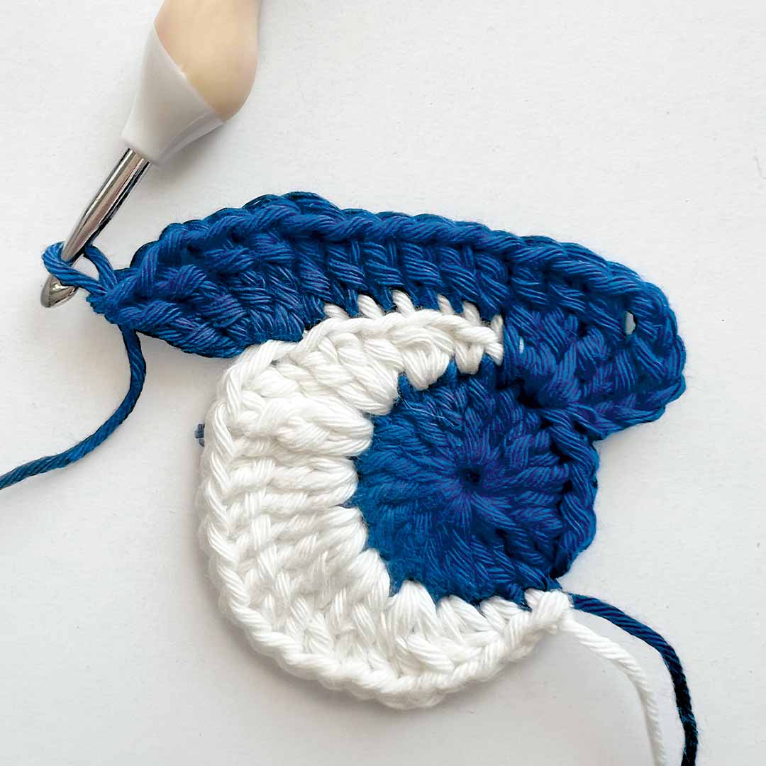 Schritt 8 Anleitung "Buchhülle Mitternachtszauber" aus dem Buch "Buchhüllen häkeln – mit crochetinglara" von Lara Lenhardt