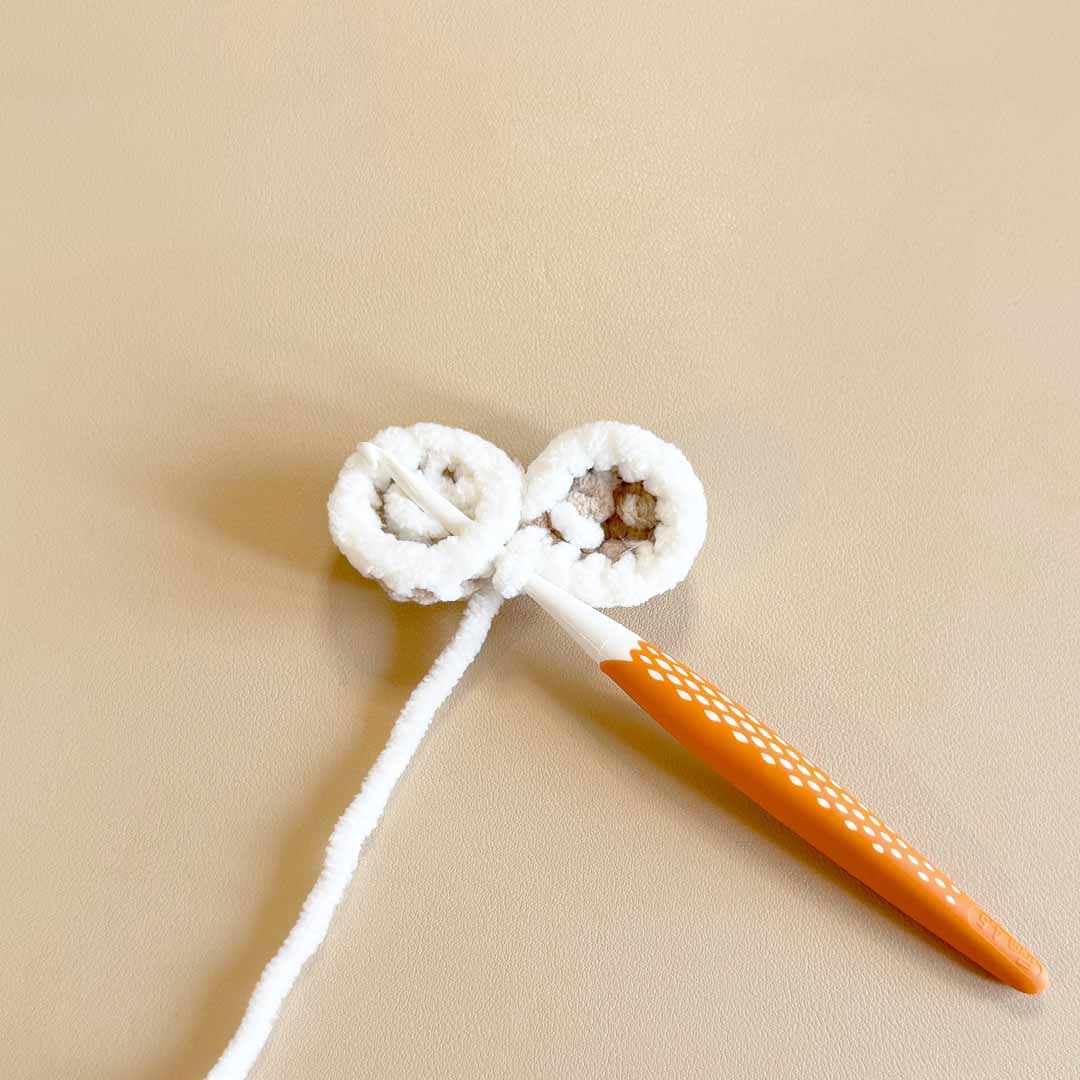 Schritt 2 Anleitung "Lovely Alpaka häkeln" aus dem Buch "Cozy Crochet – Lovely Friends: Tierisch süße Amigurumis häkeln mit @crochetbyjanina" von Janina Grieß