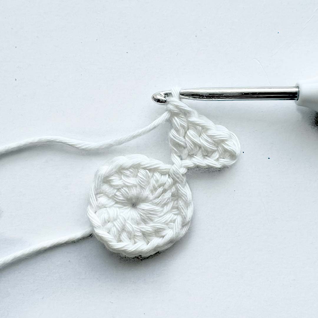 Schritt 1 Anleitung "Buchhülle Mitternachtszauber" aus dem Buch "Buchhüllen häkeln – mit crochetinglara" von Lara Lenhardt