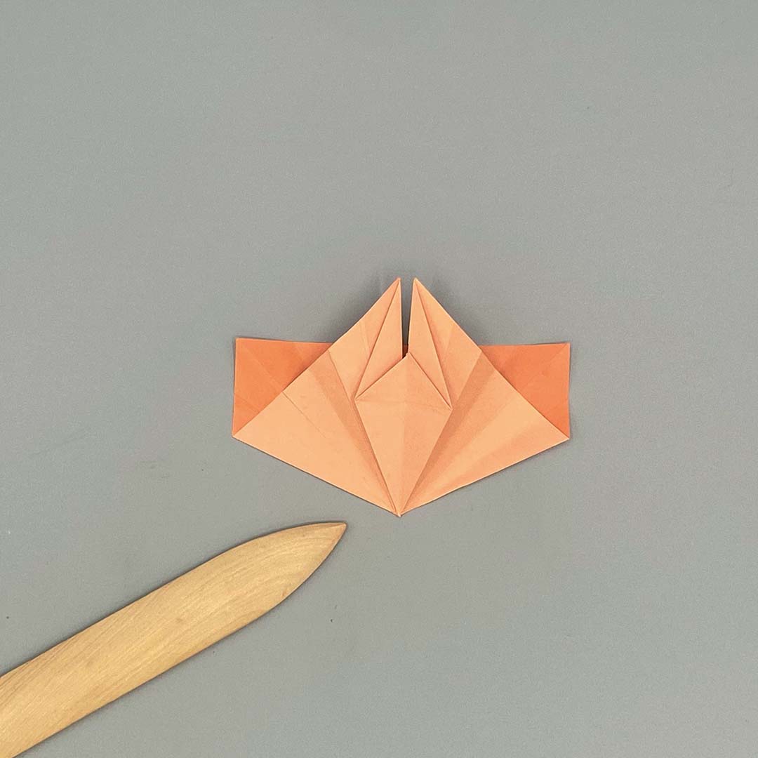 Schritt 16 Anleitung "Origami-Tulpe" aus dem Buch "Origami-Flowers – Wunderschöne Blüten zum Dekorieren & Verschenken" von Eva Maria Berg