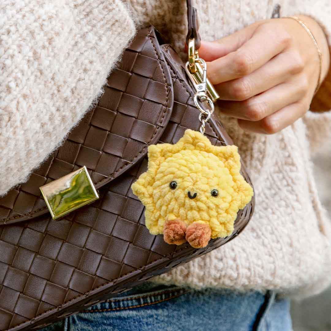 DIY-Anleitung "Sitzende Sonne" aus dem Buch "Make it yours! Supersüße Bag Charms häkeln mit @therapyonmyhook" von Lina-Marie Bornewasser