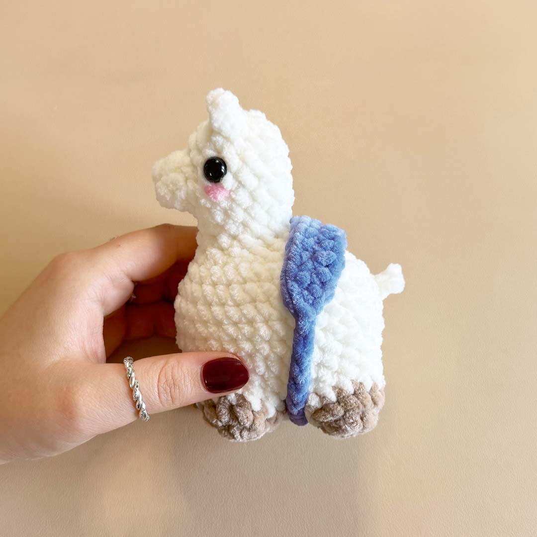 Schritt 15 Anleitung "Lovely Alpaka häkeln" aus dem Buch "Cozy Crochet – Lovely Friends: Tierisch süße Amigurumis häkeln mit @crochetbyjanina" von Janina Grieß