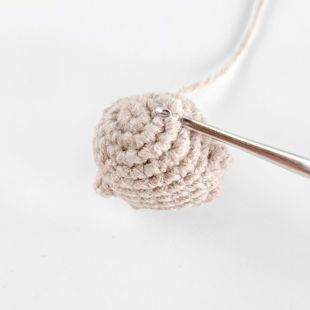 Schritt 21 Anleitung "Goldlöckchen und die Bären" aus dem Buch "Zauberhafte Wende-Amigurumis häkeln mit @chibiscraft" von Febby Pranajaya