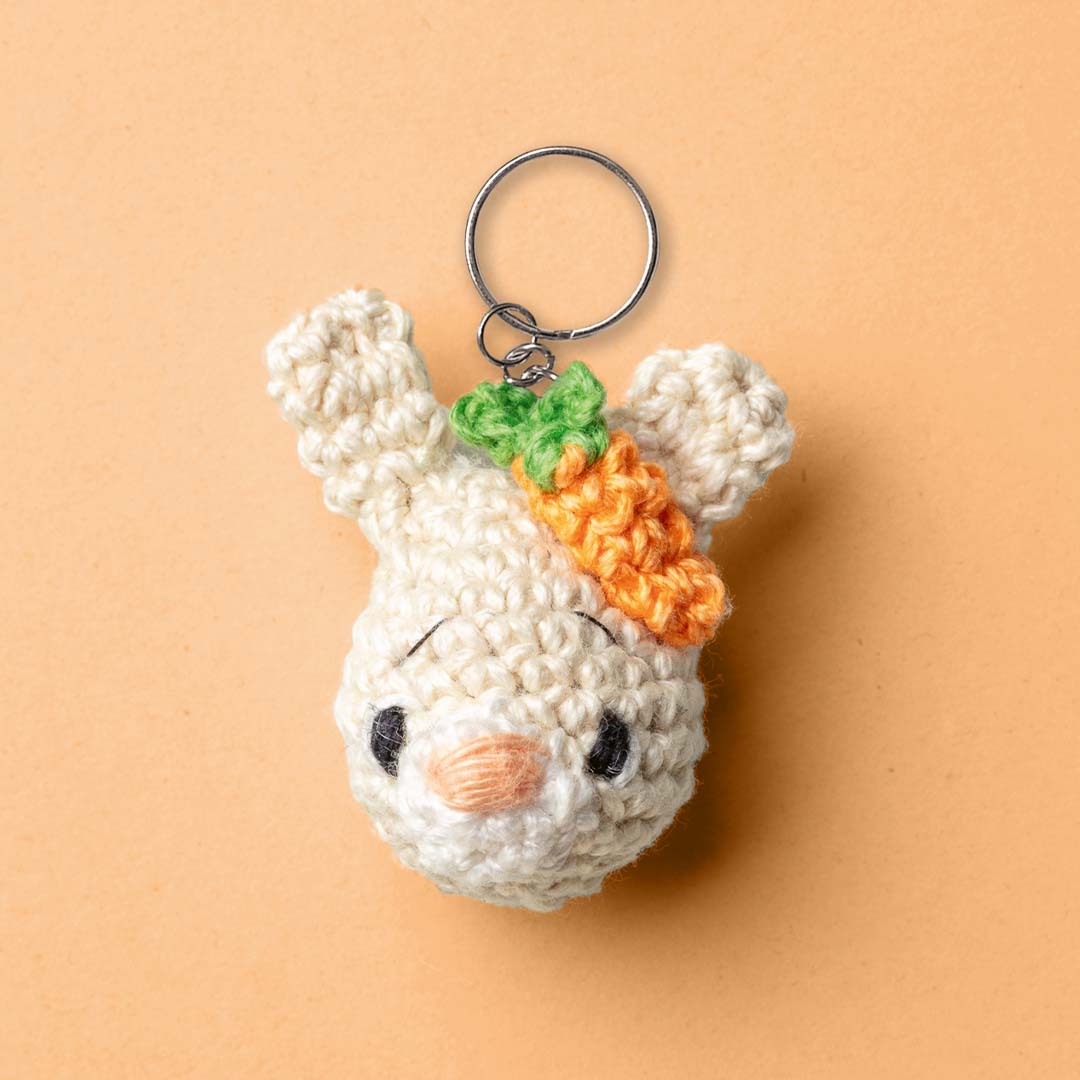 DIY-Anleitung "Osterhasen-Schlüsselanhänger" aus dem Kartenset "55 x häkeln – Mini-Amigurumis Schlüsselanhänger: Dein Kartenset mit niedlichen Tieren & mehr" von Linda Urbanneck alias @haekel_lobby