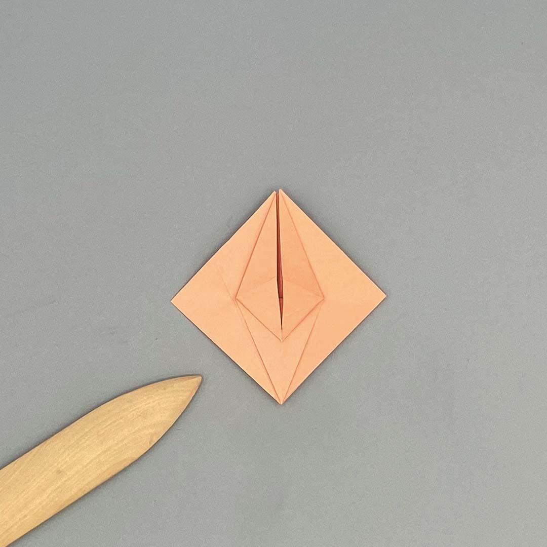 Schritt 11 Anleitung "Origami-Tulpe" aus dem Buch "Origami-Flowers – Wunderschöne Blüten zum Dekorieren & Verschenken" von Eva Maria Berg