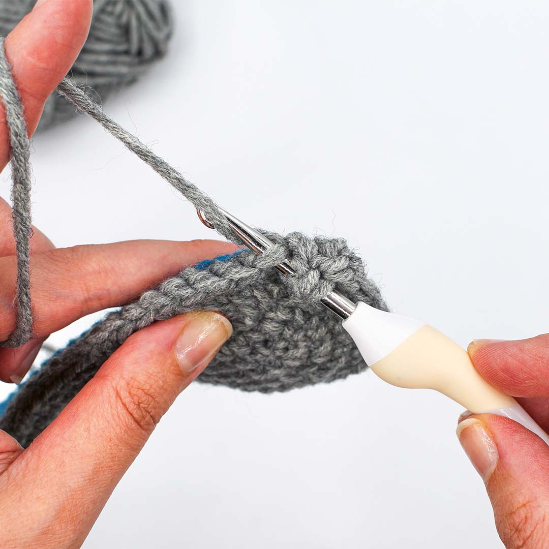 Schritt 3 Anleitung "Hasen-Hausschuhe" aus dem Buch "Tierisch gemütlich – Amigurumi-Hausschuhe häkeln für Klein und Groß"