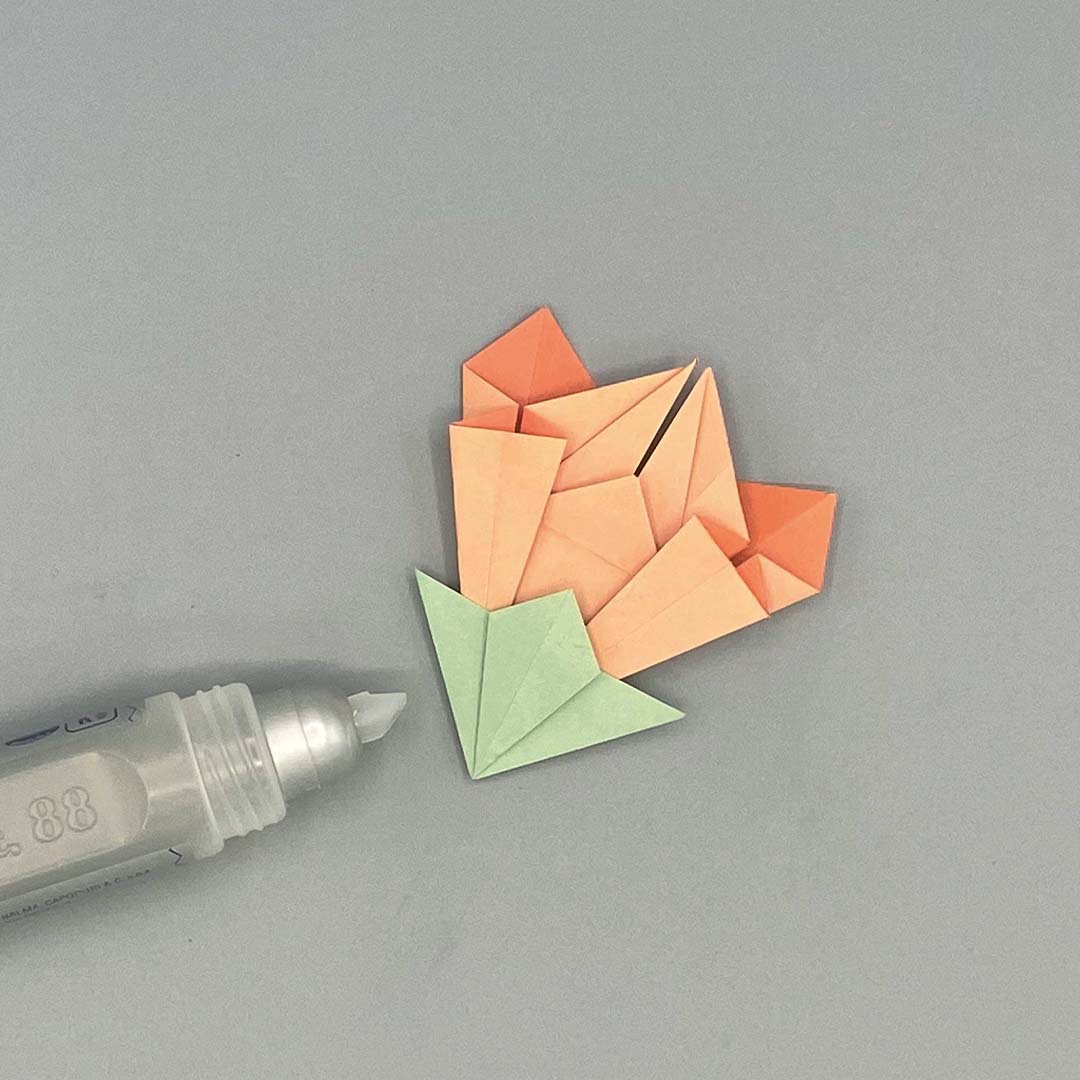 Schritt 26 Anleitung "Origami-Tulpe" aus dem Buch "Origami-Flowers – Wunderschöne Blüten zum Dekorieren & Verschenken" von Eva Maria Berg