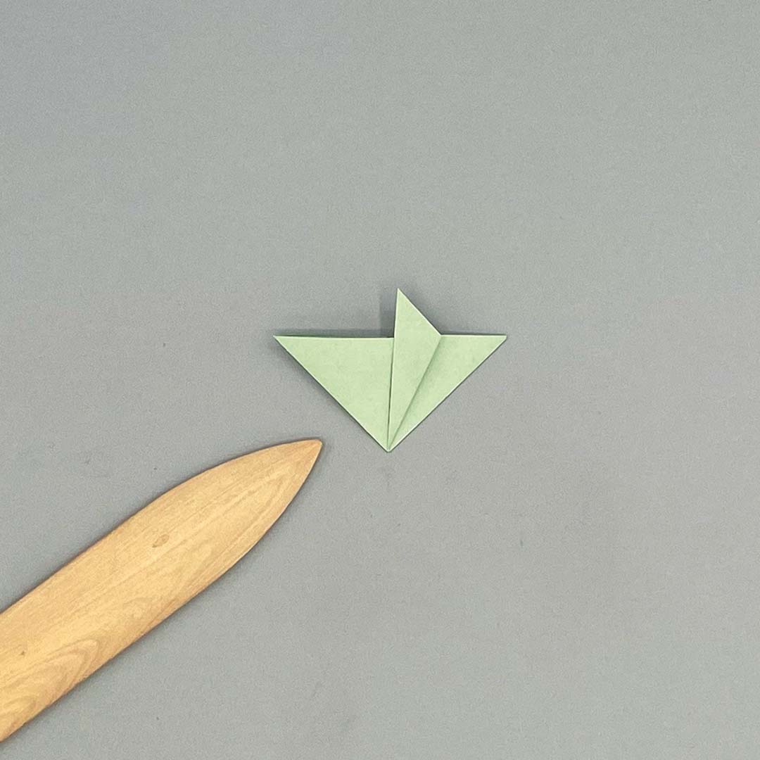 Schritt 24 Anleitung "Origami-Tulpe" aus dem Buch "Origami-Flowers – Wunderschöne Blüten zum Dekorieren & Verschenken" von Eva Maria Berg
