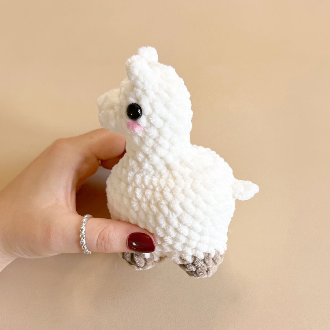 Schritt 12 Anleitung "Lovely Alpaka häkeln" aus dem Buch "Cozy Crochet – Lovely Friends: Tierisch süße Amigurumis häkeln mit @crochetbyjanina" von Janina Grieß