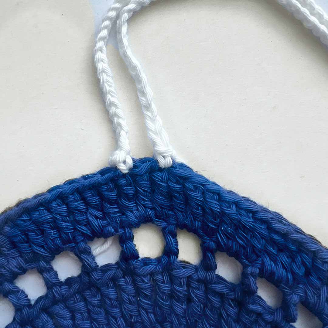 Schritt 14 Anleitung "Buchhülle Mitternachtszauber" aus dem Buch "Buchhüllen häkeln – mit crochetinglara" von Lara Lenhardt