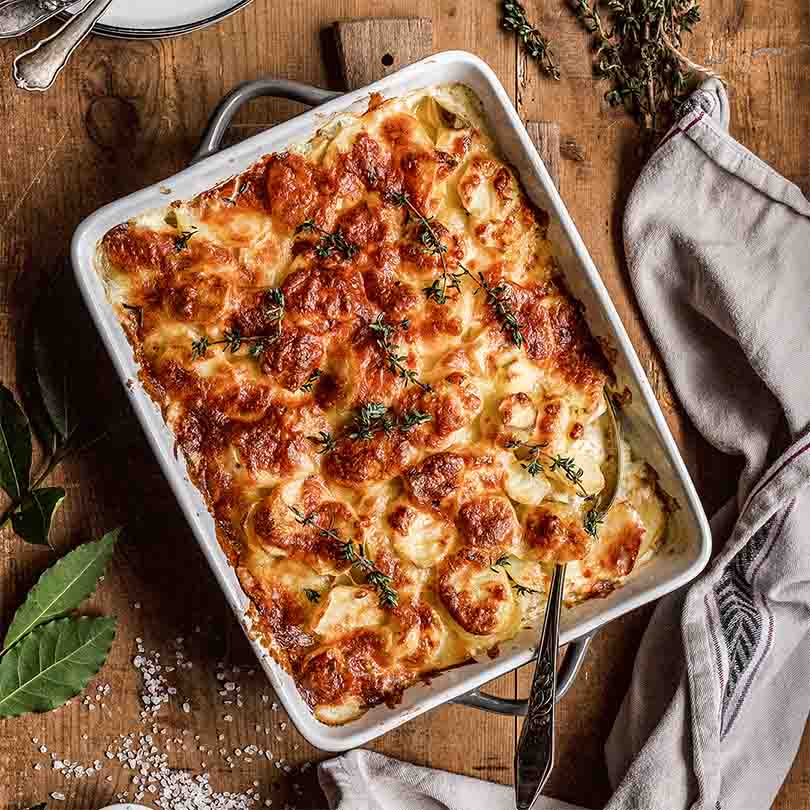 Rezeptbild "Kartoffelgratin mit Gruyère" aus dem Buch "Genussmomente: Wärmendes Ofenglück für kalte Tage"