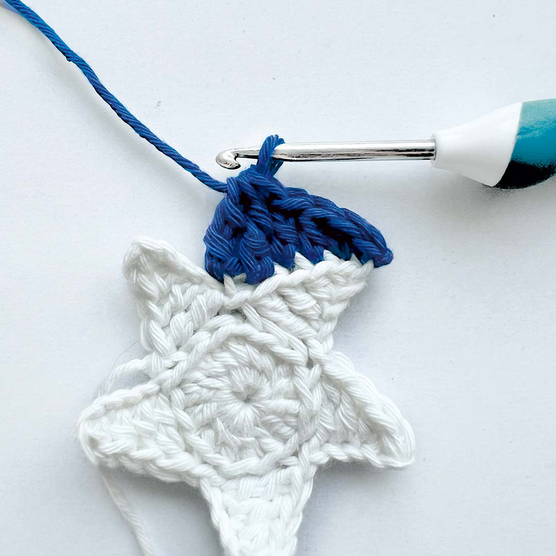 Schritt 3 Anleitung "Buchhülle Mitternachtszauber" aus dem Buch "Buchhüllen häkeln – mit crochetinglara" von Lara Lenhardt