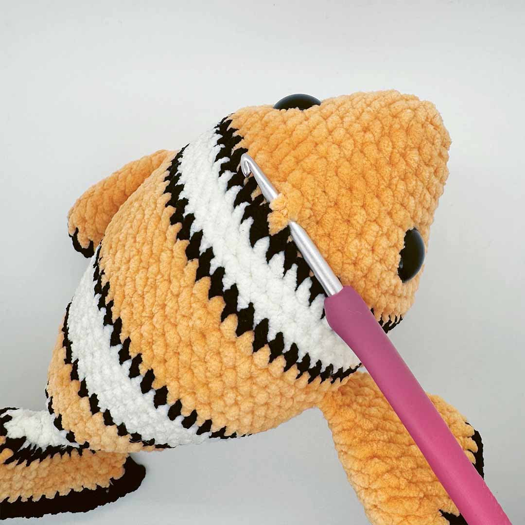Schritt 7 Anleitung "Clownfisch Nino" aus dem Buch "Amigurumis cute & plushy" von Annemarie Sichermann