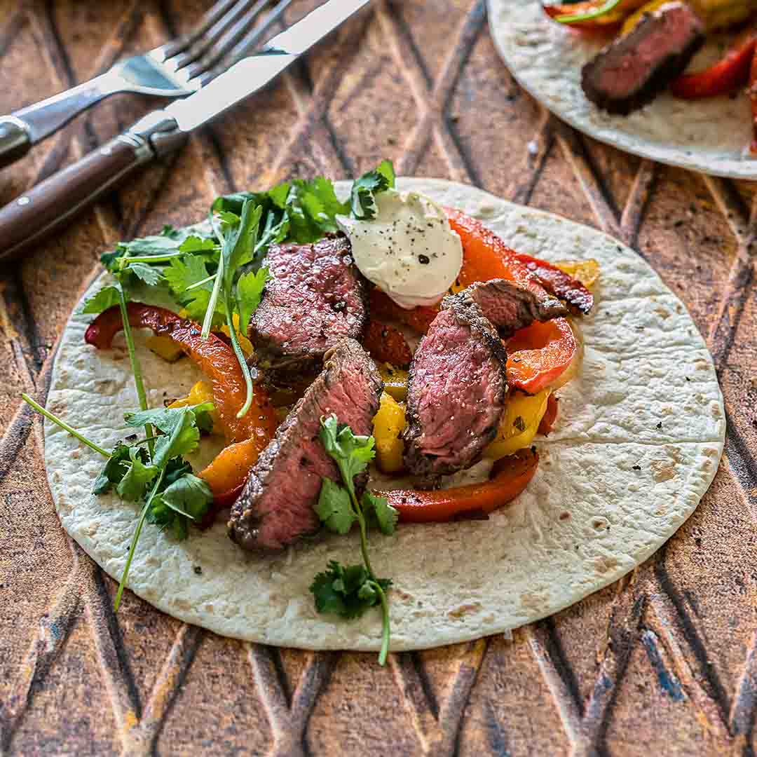 Rezeptbild "Fajitas con Pimientos" aus dem Buch "Fiesta – Das Mexiko-Kochbuch – mit edler Ausstattung und Farbschnitt" von Tanja Dusy