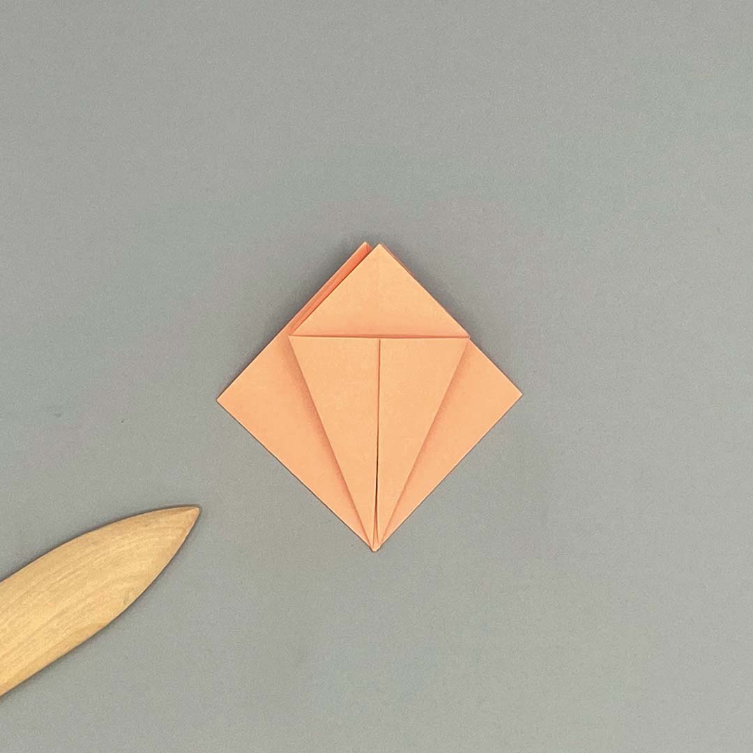 Schritt 6 Anleitung "Origami-Tulpe" aus dem Buch "Origami-Flowers – Wunderschöne Blüten zum Dekorieren & Verschenken" von Eva Maria Berg