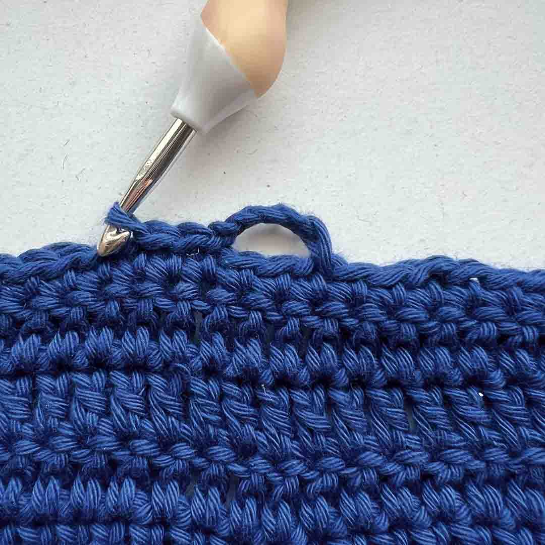 Schritt 12 Anleitung "Buchhülle Mitternachtszauber" aus dem Buch "Buchhüllen häkeln – mit crochetinglara" von Lara Lenhardt