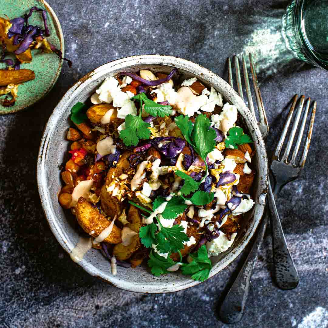 Rezeptbild "Harissa-Kichererbsen-Bowl" aus dem Buch "Soulfoodbowls – 80 Wohlfühl-Rezepte mit Aromenfeuerwerk" von Katharina Küllmer
