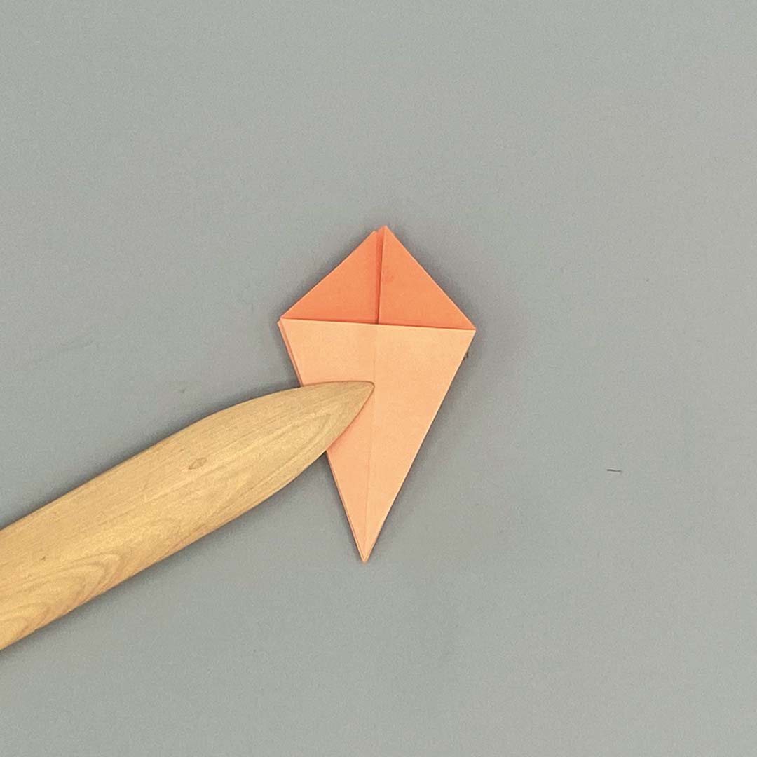 Schritt 12 Anleitung "Origami-Tulpe" aus dem Buch "Origami-Flowers – Wunderschöne Blüten zum Dekorieren & Verschenken" von Eva Maria Berg