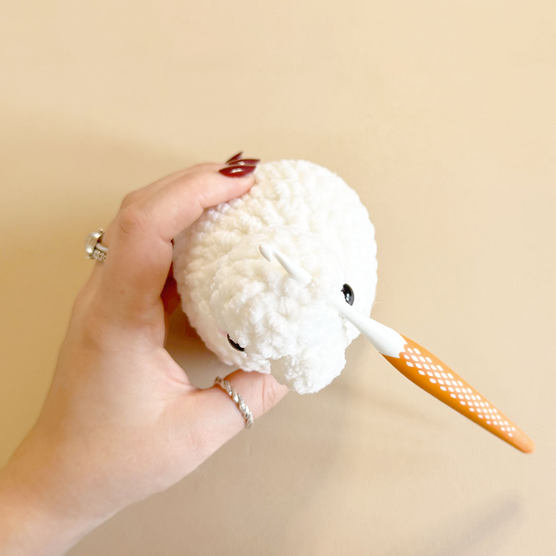 Schritt 10 Anleitung "Lovely Alpaka häkeln" aus dem Buch "Cozy Crochet – Lovely Friends: Tierisch süße Amigurumis häkeln mit @crochetbyjanina" von Janina Grieß