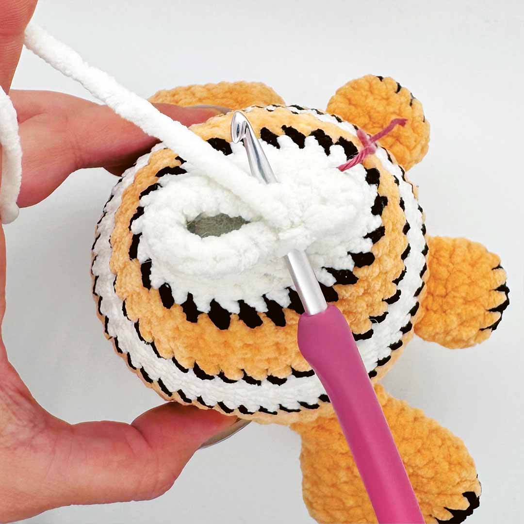 Schritt 4 Anleitung "Clownfisch Nino" aus dem Buch "Amigurumis cute & plushy" von Annemarie Sichermann