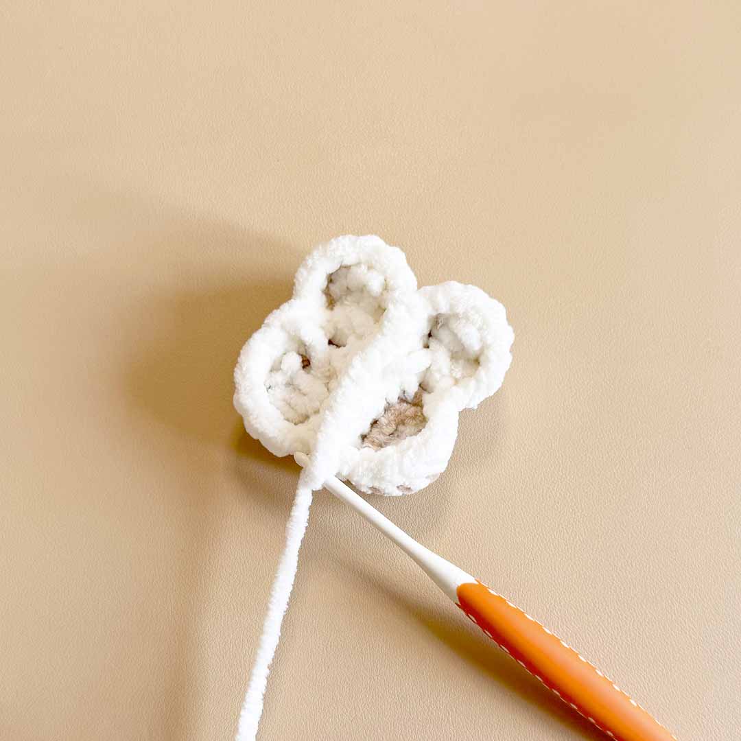Schritt 5 Anleitung "Lovely Alpaka häkeln" aus dem Buch "Cozy Crochet – Lovely Friends: Tierisch süße Amigurumis häkeln mit @crochetbyjanina" von Janina Grieß