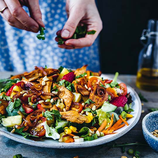 "Pilotensalat" mit Hähnchenbrust, Ananas und Pinienkernen