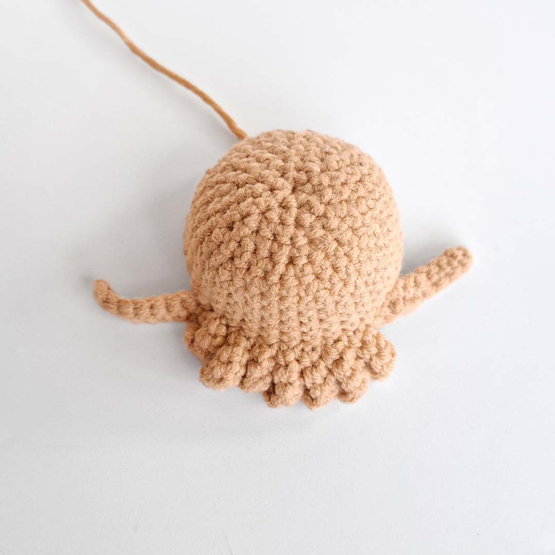 Schritt 5 Anleitung "Goldlöckchen und die Bären" aus dem Buch "Zauberhafte Wende-Amigurumis häkeln mit @chibiscraft" von Febby Pranajaya