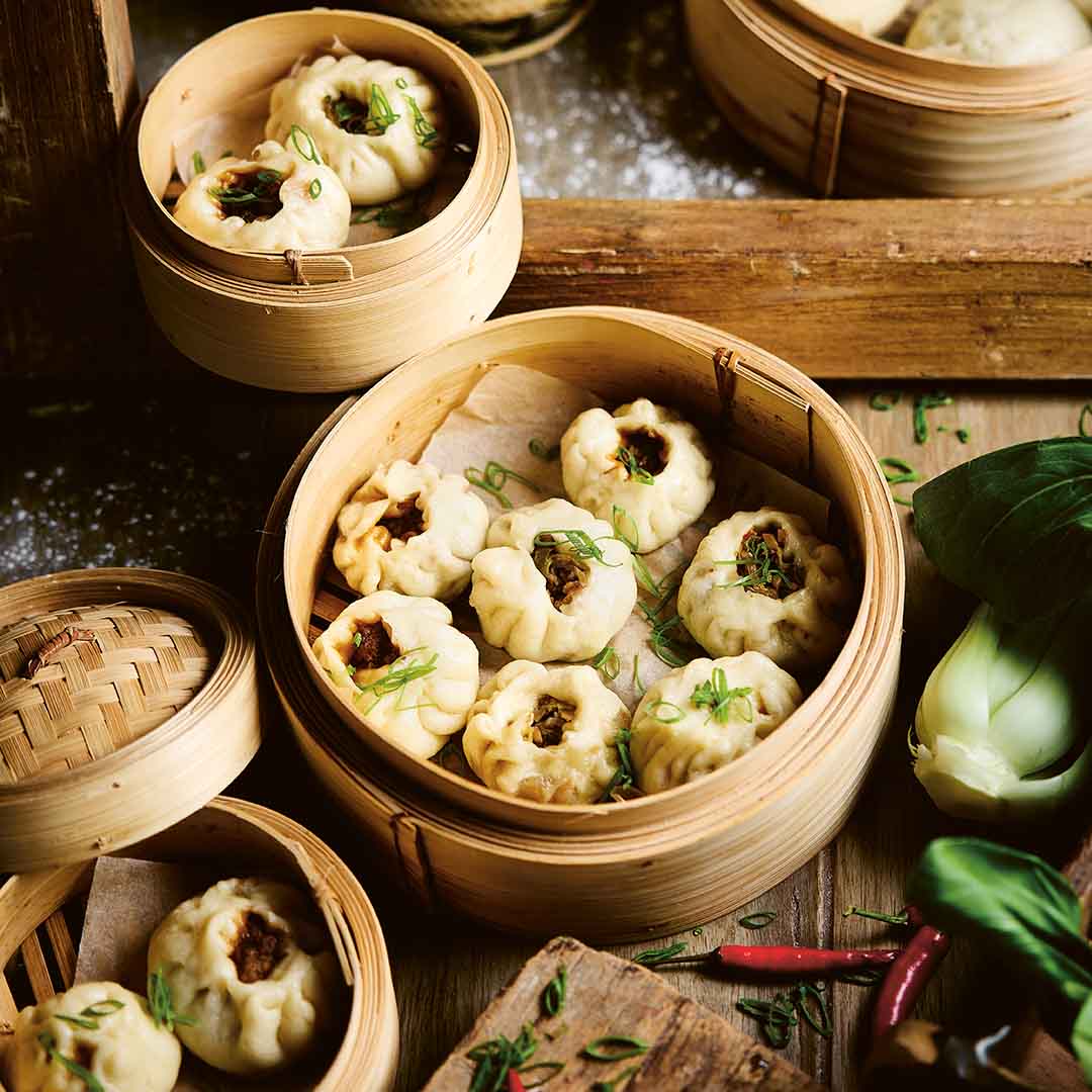 Rezeptbild "Baozi – Steamed Pork Buns" aus dem Buch "Danmei – Das Kochbuch" von Sabrina Sue Daniels und Kilian Wycisk