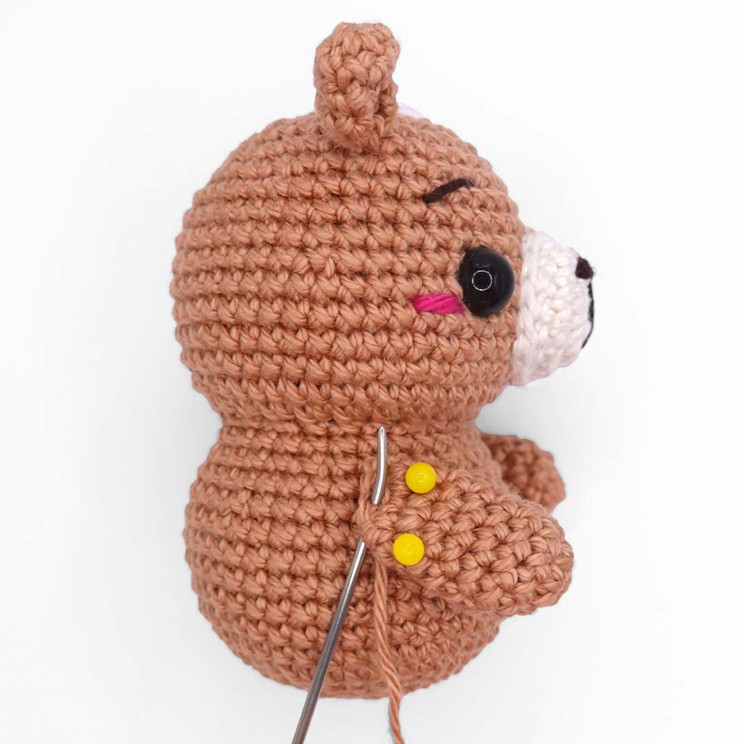 Schritt 10 Anleitung "Schlüsselanhänger Bär" aus dem Buch "Amigurumi Pen Friends" von Elham Ghasemi