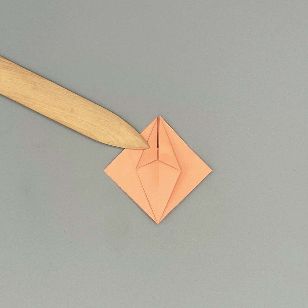 Schritt 9 Anleitung "Origami-Tulpe" aus dem Buch "Origami-Flowers – Wunderschöne Blüten zum Dekorieren & Verschenken" von Eva Maria Berg