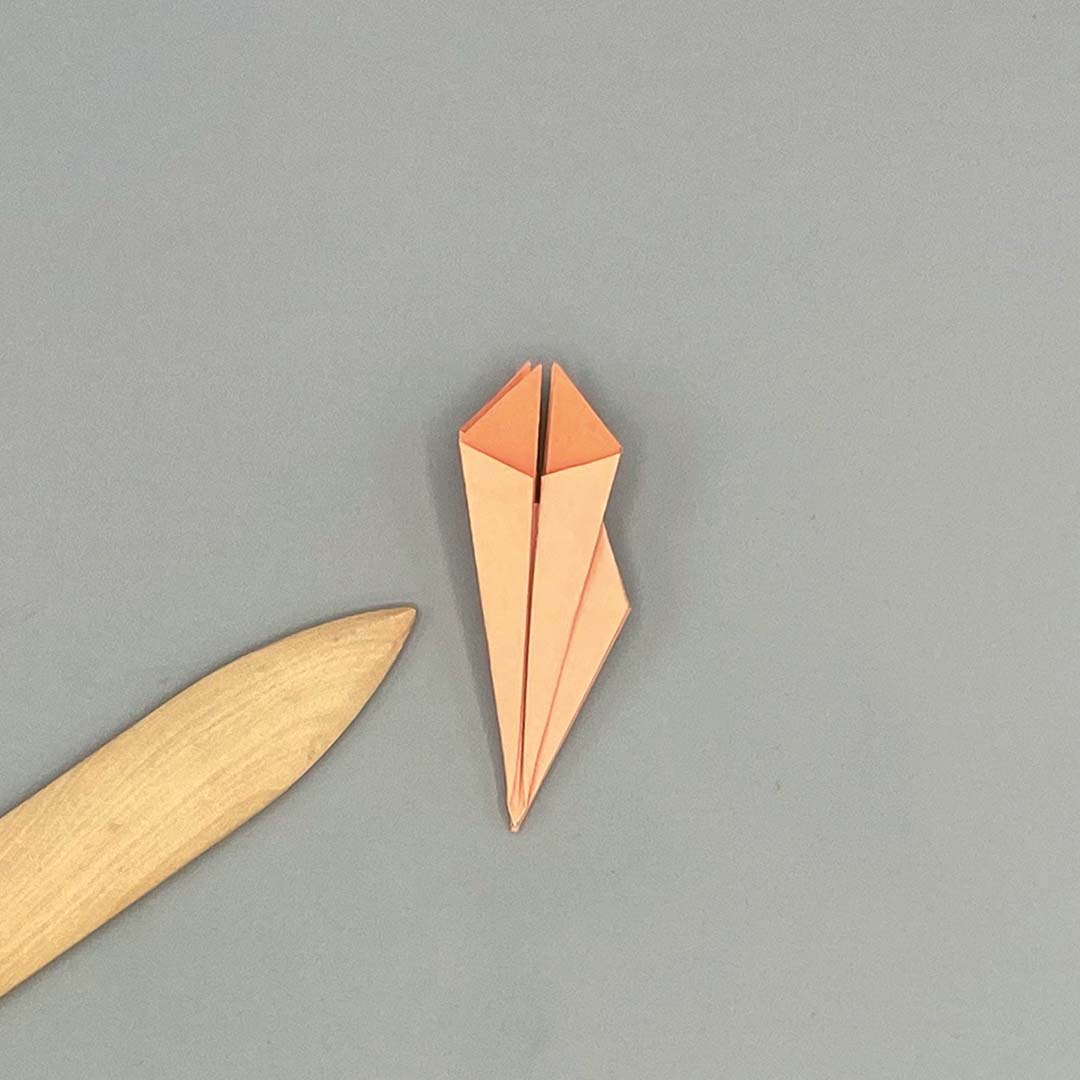 Schritt 14 Anleitung "Origami-Tulpe" aus dem Buch "Origami-Flowers – Wunderschöne Blüten zum Dekorieren & Verschenken" von Eva Maria Berg