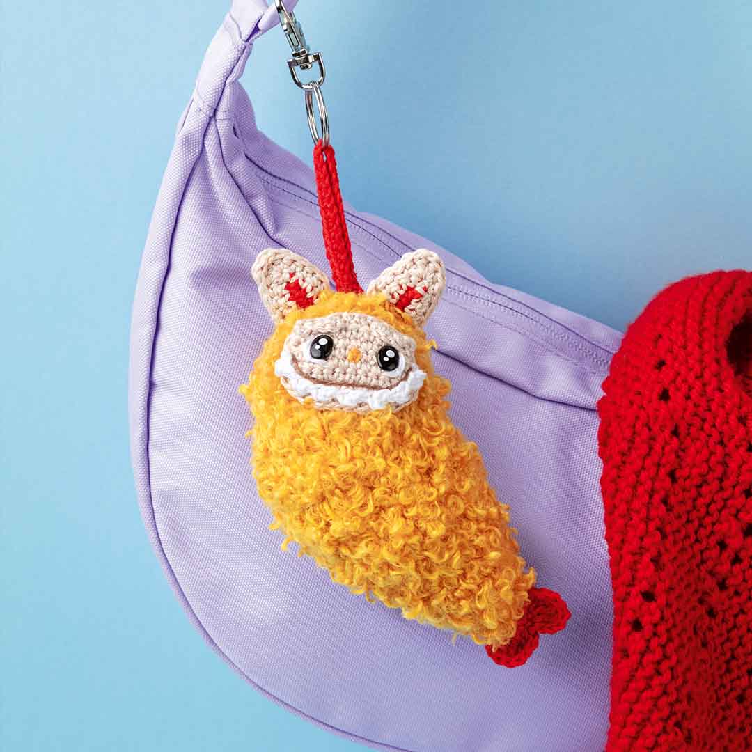 DIY-Anleitung "Shrimp Tempura Anhänger" aus dem Buch "Schlüsselanhänger häkeln: Mini-Monster für Labubu-Fans" von Yvonne Rapp
