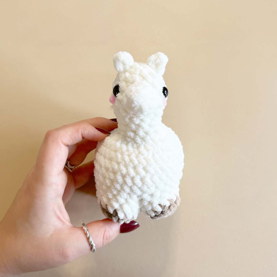 Schritt 11 Anleitung "Lovely Alpaka häkeln" aus dem Buch "Cozy Crochet – Lovely Friends: Tierisch süße Amigurumis häkeln mit @crochetbyjanina" von Janina Grieß